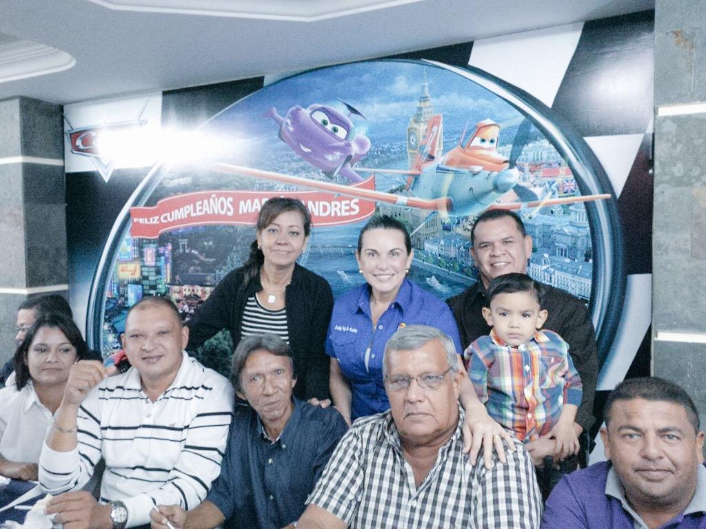 EvelingTrejo's tweet photo. Compartiendo un ameno desayuno con los dirigentes de @UNTCoquivacoa http://t.co/vab4DavVM5