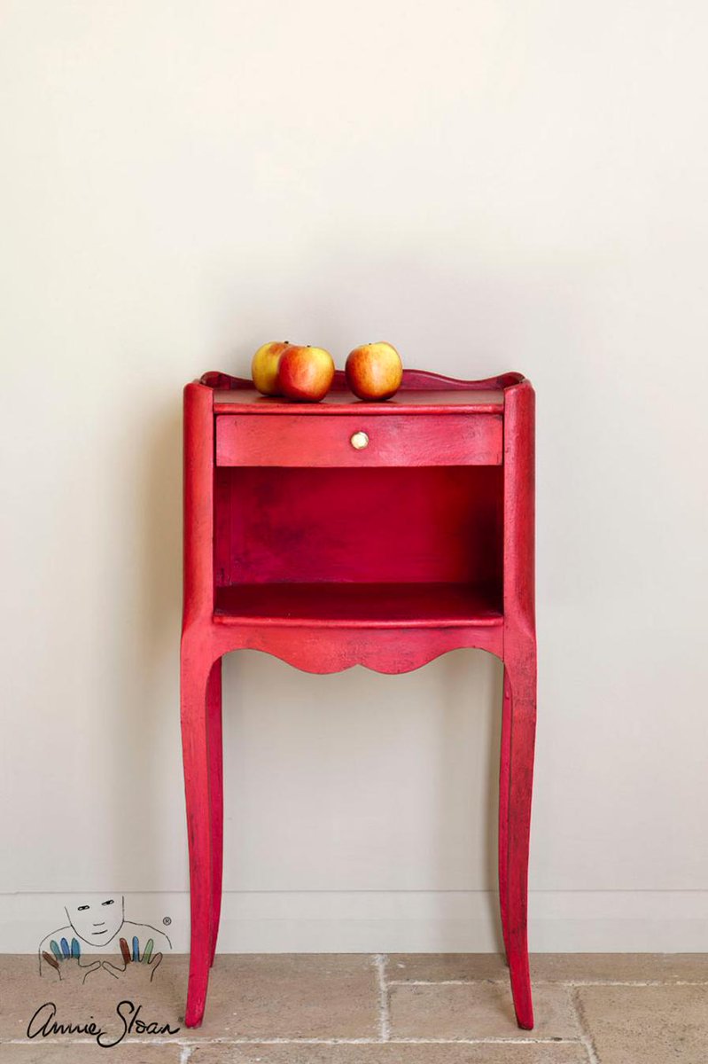 AnnieSloanHome's tweet image. Happy #IndependenceDay to everyone celebrating! Are you using Emperor's Silk this weekend? Or maybe Napoleonic Blue?