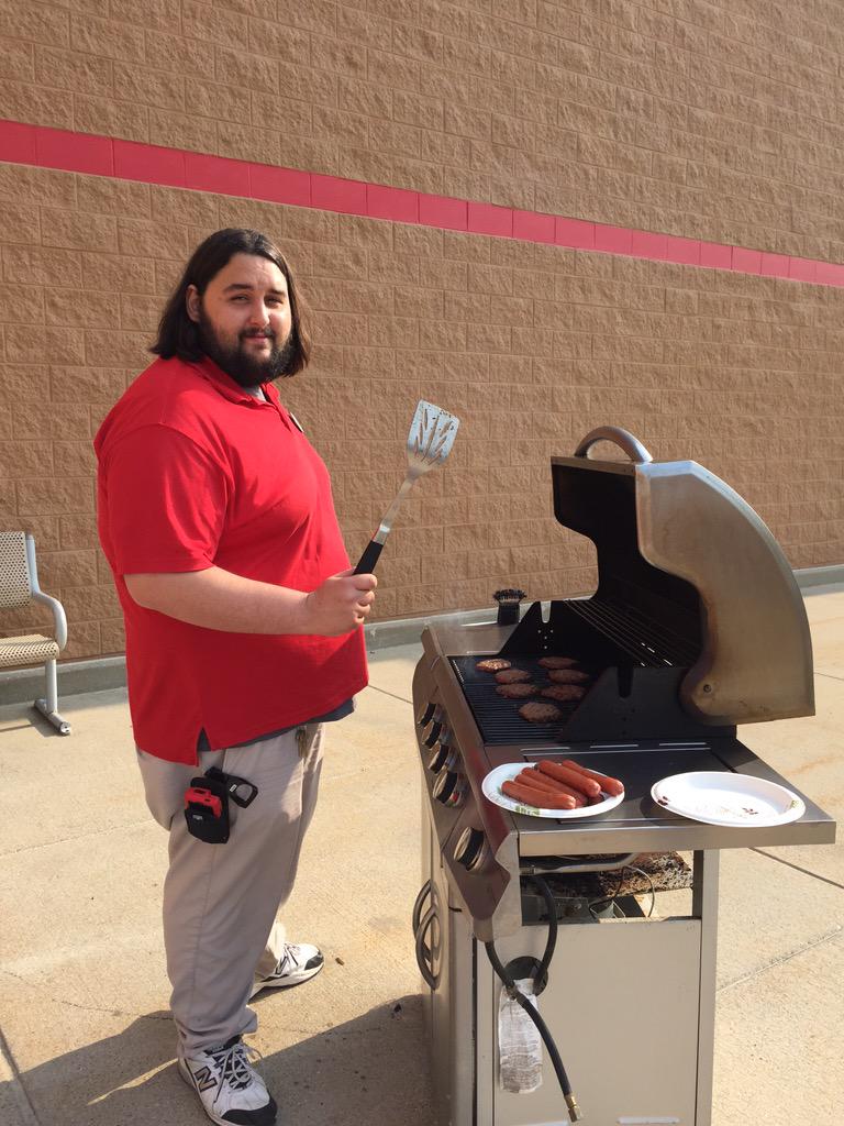BeckyJ1219's tweet photo. Grilling for our team members at 924 #derekgrillmasterhughes @JoeGerard15 @Bolton_Tara http://t.co/26MrdfxNYQ