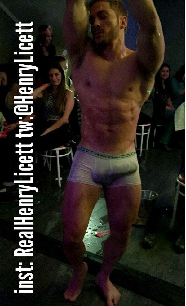 CFEdoVargasHL's tweet photo. La foto con más likes del #ShowEróticoMusical en #Chile en @clubburbujas aquí la tienes. @HenryLicett http://t.co/HSxBOk5Xqi