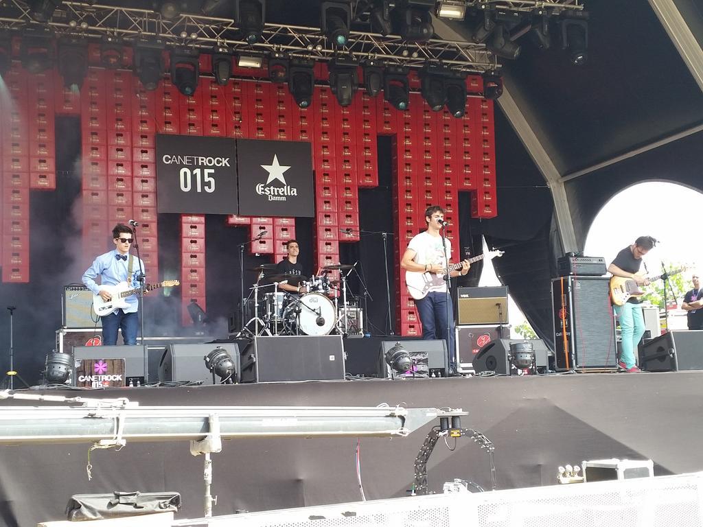 <a href="/lausanaoficial/">LAUSANA</a> @CanetRock @BrubakerCultura <a href="/sonanou/">Sona9</a> <a href="/enderrock/">Enderrock</a> bon directe @RevistaBenna