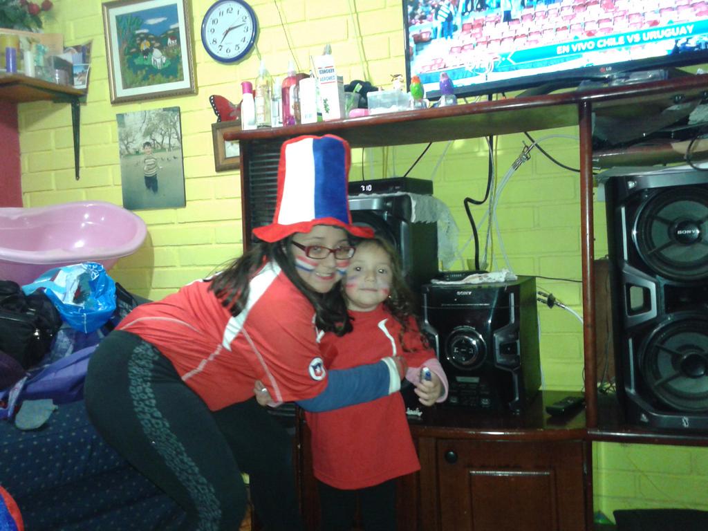 mauryohiggins's tweet photo. #TodosSomosLaRoja las hinchas mas bellas antonita y fernandita http://t.co/4Nif198nnz