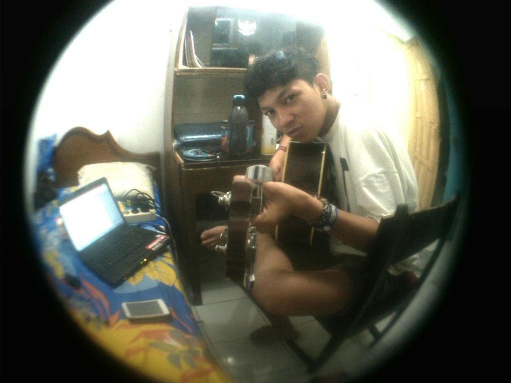 @fx_galang lagi nyanyi lagu cinta menyayat hati, hiii nggilani 😫