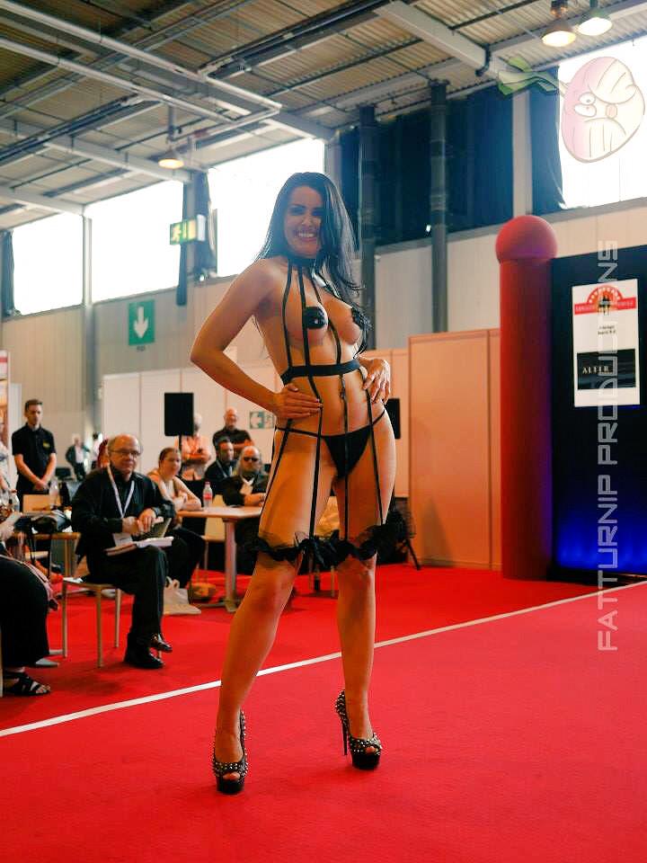 SLONGBOTTOMPB's tweet photo. @AlteregoLingeri @ShirleyofSOH on the #catwalk #lingerie #erotica2015 #curves http://t.co/afzuPenzOt