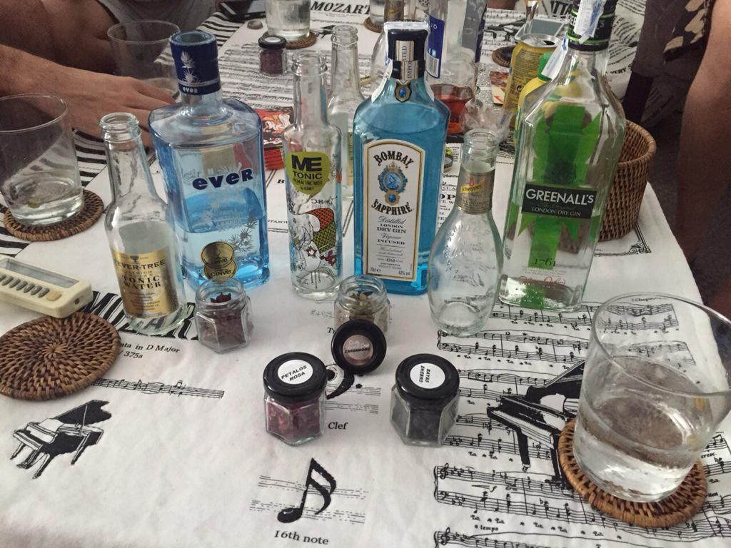 SlowGourmet's tweet photo. En el @GinClub_es disfrutando con @FeverTree_ES @GinEverPremium @Itsme_esp @Bombay_Spain @Schweppes_ES @greenallsgin http://t.co/P6q3AMz1fL