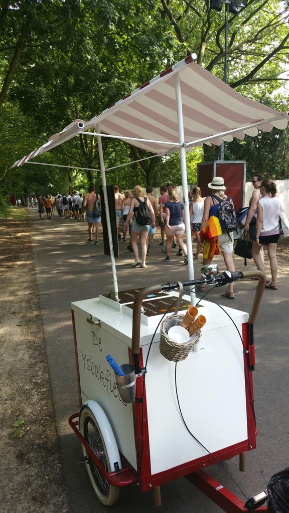 Ysbakfiets's tweet photo. Lange rijen na een Ysje van de Ysbakfiets....oh nee toch voor @MumfordAndSons @HetGoffertpark http://t.co/3KHooOgrtg