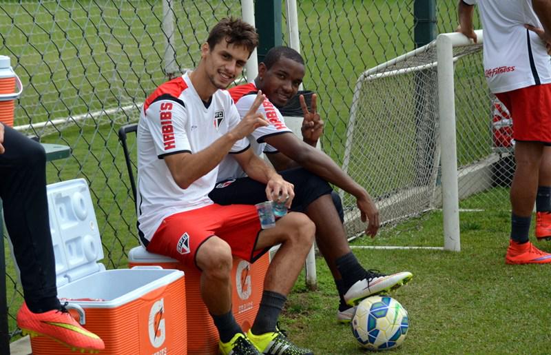 SaoPauloFC's tweet photo. Time treina com reforços antes de pegar o Fluminense http://t.co/mgZPE40ACE http://t.co/3UzWp9smbp
