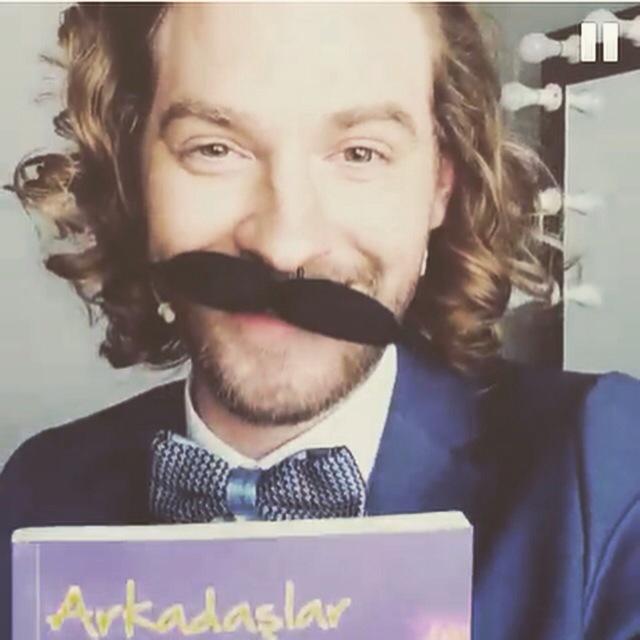 RlvtFan's tweet photo. Haha bıyıka bak💋😸Çook tatlı  aşşırı şerbetli bir insan😸@RLValentine  #ElinOglu  #EvHalim ( instagramı olmayan için ) http://t.co/Wv8oMolPCr