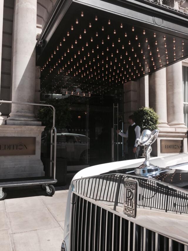 OpulenceLondon's tweet photo. Opulently Driven #LondonEditon. The concierge team making a stunning day more memorable. #RollsRoyce #Hire #Chauffeur http://t.co/XVWYs04uY7