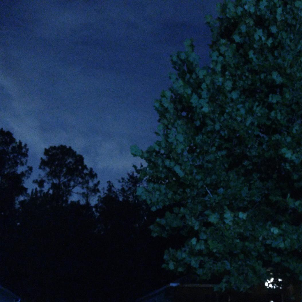 LarosaRob's tweet photo. Hanging out last night pitch dark.  #not with my G4 #great shutter speed http://t.co/8V2z0Y4oZh