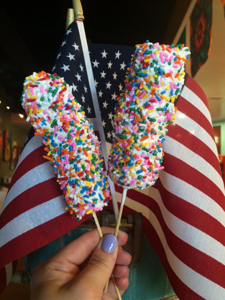 chocolateabq's tweet photo. What's more American than caramel apples, s'moremellows and our own take on sparklers? Happy 4th! #ChocolateDude #ABQ http://t.co/AiN08mMLA8
