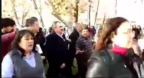 PublimetroChile's tweet photo. Captan momento en que Jaime Gajardo es encarado por profesores disidentes http://t.co/Ns0G4AvN7V http://t.co/sYfJSxDqbp