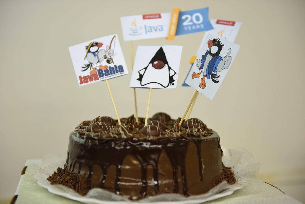 mySolutionsCL's tweet image. java: Chocolate cake for #20daysofJava in #Salvador with steveonjava and brunoborges at JavaBahia JUG