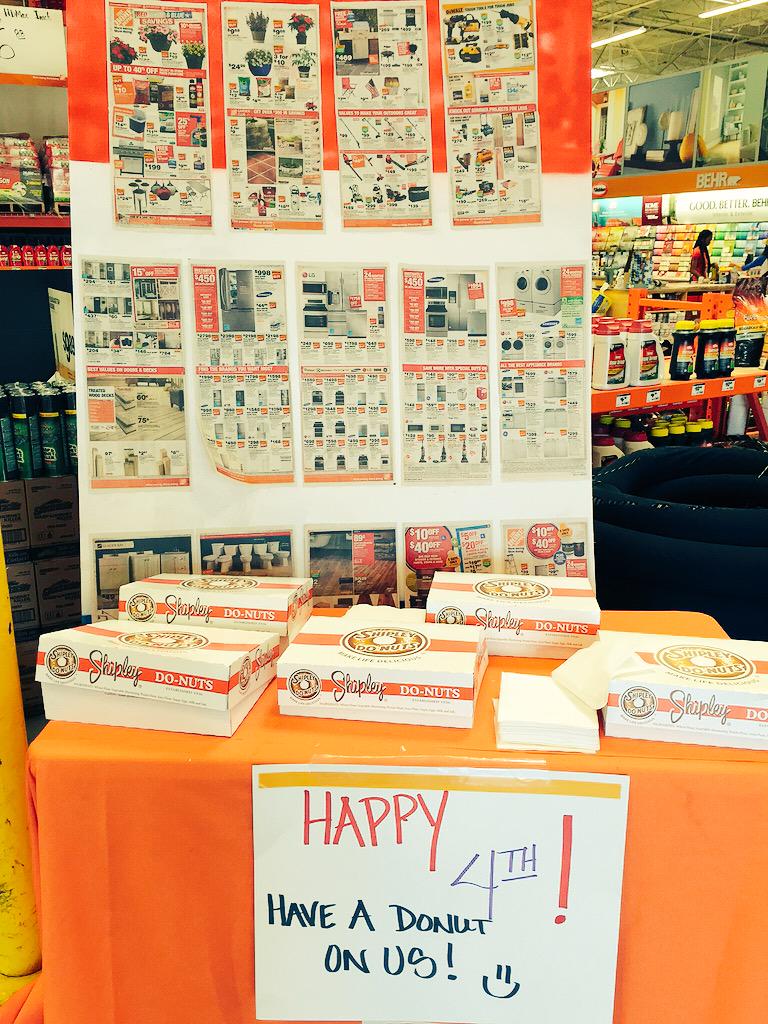 Phillip737's tweet photo. Saying Thank You with donuts in morning and hot dogs in the afternoon. @LennyGaspari @SHowardO http://t.co/2WT4Ckjf20