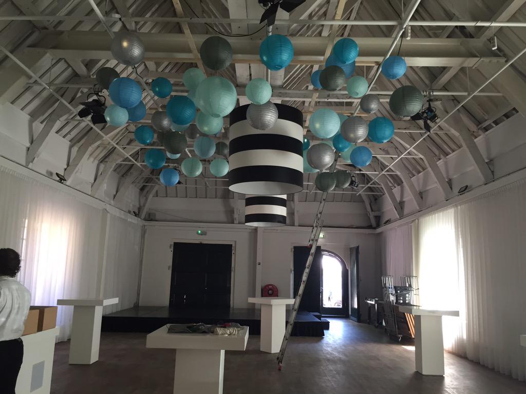 bloomwedding's tweet photo. Heel veel lampionnen op 6 meter hoogte.....maar ze moeten er ook weer vanaf vannacht pffff http://t.co/fjaJ6JEbQO