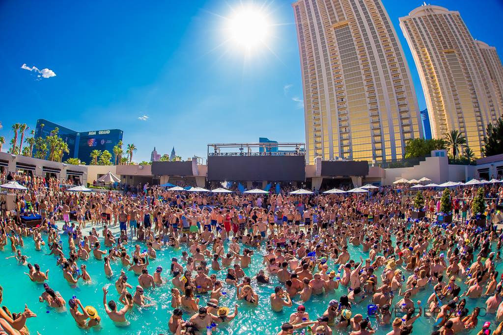 Happy Independence Day! Perfect day to celebrate in the pool!

4th of July Event Calendar ➜ bit.ly/1NGHF2o