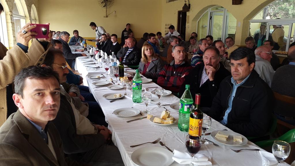 balbuena2015's tweet photo. En Saenz Peña almuerzo con empresarios. Propuestas de Domingo Peppo http://t.co/EdlR8GrH02