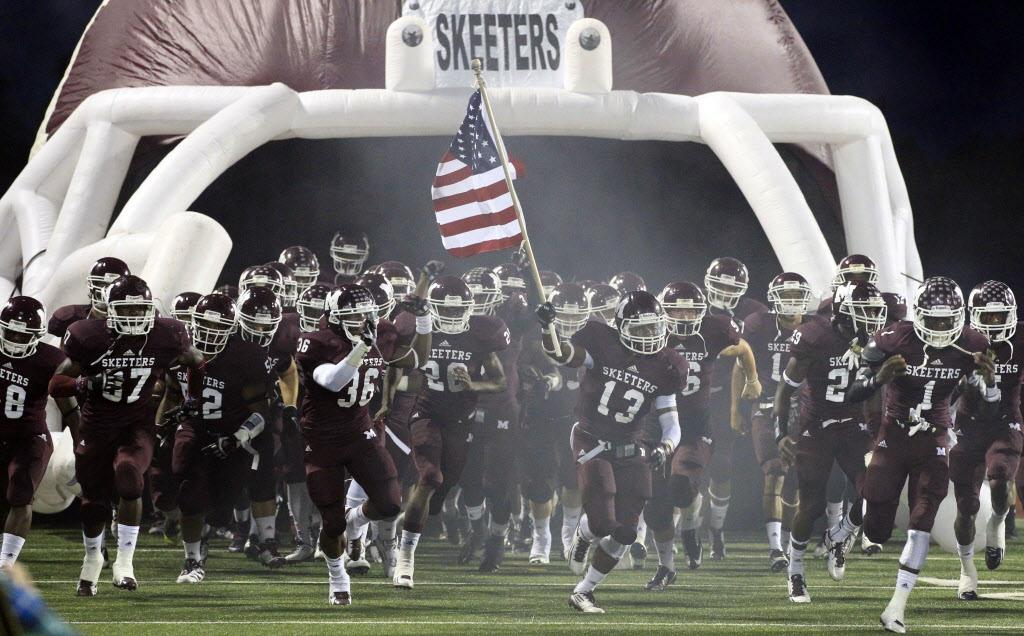 SportsDayHS's tweet photo. Something about the American Flag and a football team running out of the tunnel: http://t.co/BOFj1WIyFW http://t.co/RCVMjltMcX
