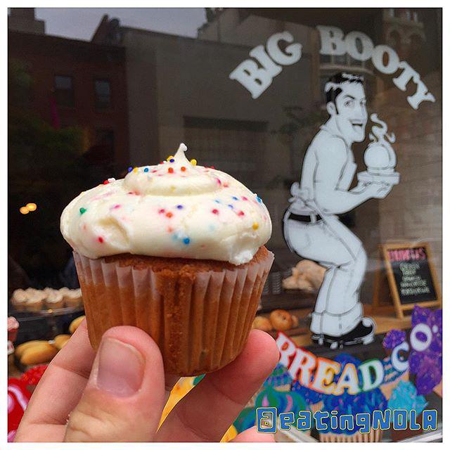 The Banana Sprinkle #CupCake @bigbootybakery was a nice little find on my way to @ChelseaMarketNYC the had some kic…