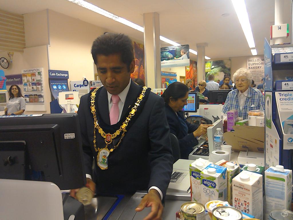 Deborahbriody's tweet photo. The Mayor of Harrow scanning items #Pinner Superstore #Harrow Foodbank @enimartins @Bearface1976 @Tesco_London http://t.co/0Ij9lwj3r1