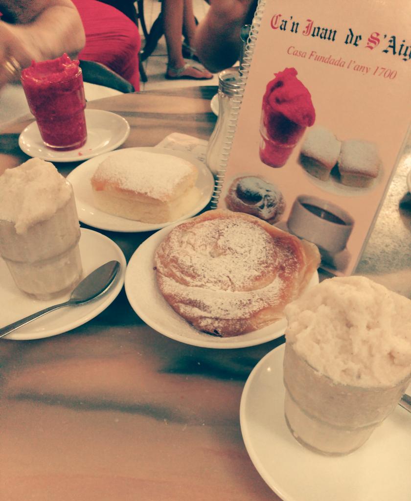 duendecolegiata's tweet photo. Helado de almendra mallorquina y ensaimada en Ca'n Joan de S'aigo.....un clasico

;))
#Mallorqueando http://t.co/6wtE85fgpq