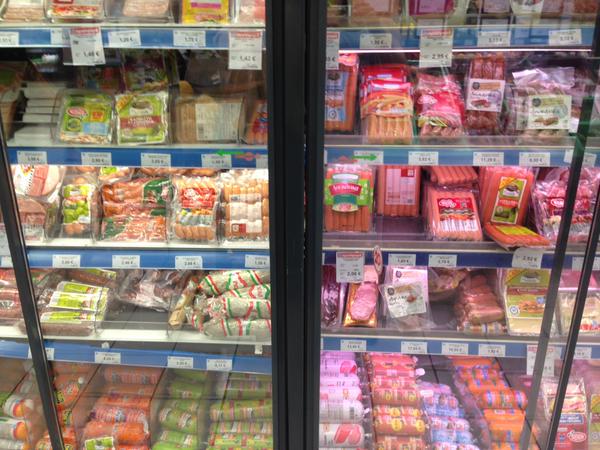 vicentmontagud's tweet photo. Dice @guardian que escasean los alimentos en Atenas. Aquí el supermercado de mi barrio. #Grecia http://t.co/J5mYDlMkEW
