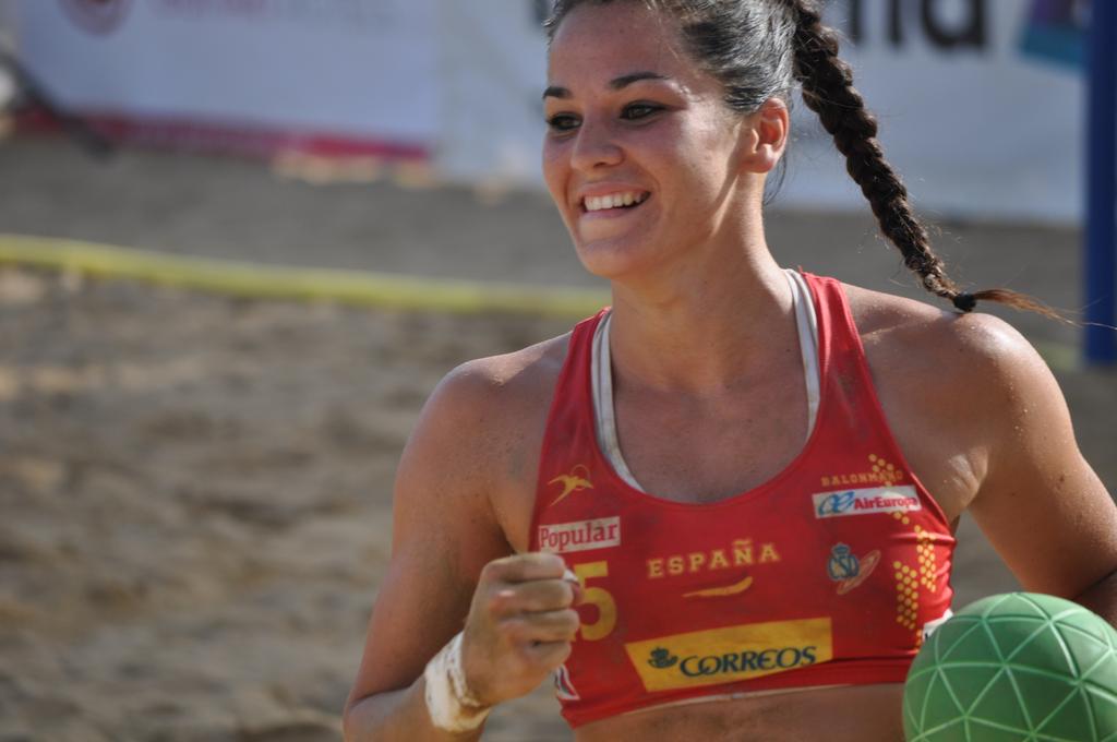 aricanameras's tweet photo. Aunque se mire por el objetivo de una cámara, estas chicas son LO MÁS!! Mañana quiero un bronce! #Lloret2014 http://t.co/hytXntdLAH