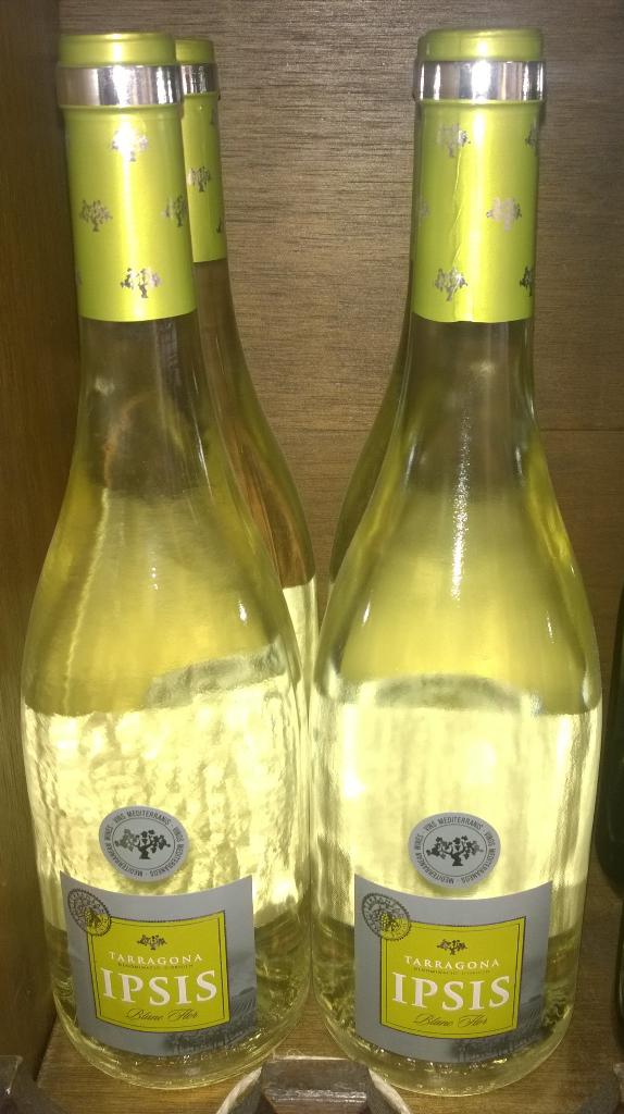 laparrareus's tweet photo. Una copa de #vi blanc fresc, la millor forma per aguantar la #calor Que passeu un bon cap de setmana!! http://t.co/47MQFxAr9A