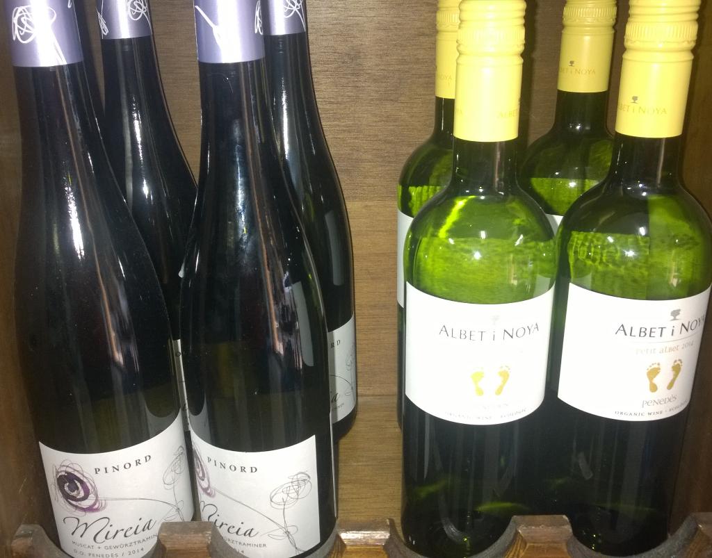 laparrareus's tweet photo. Una copa de #vi blanc fresc, la millor forma per aguantar la #calor Que passeu un bon cap de setmana!! http://t.co/47MQFxAr9A
