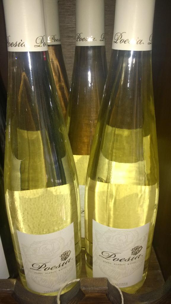 laparrareus's tweet photo. Una copa de #vi blanc fresc, la millor forma per aguantar la #calor Que passeu un bon cap de setmana!! http://t.co/47MQFxAr9A