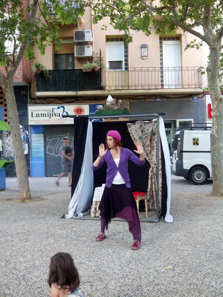 FlashGoFoto's tweet photo. Estamos en la función de Teatro "Violeta se va de viaje" con #TachanTeatro @streetscene2015 #Zaragoza http://t.co/wB578JUT0v