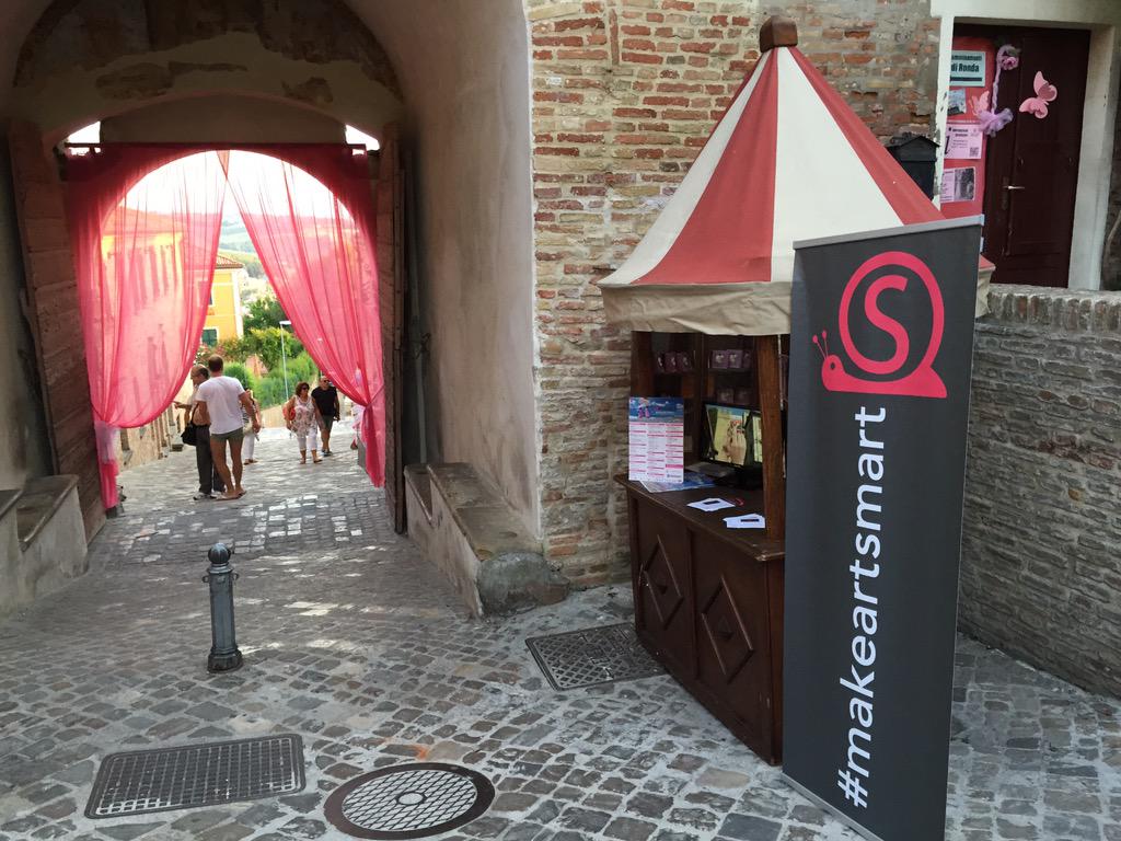 makeartsmart's tweet photo. Eccoci qui a #Gradara anche stasera! Ci trovate all'ingresso del borgo! #makeartsmart http://t.co/AASCv4y2t8