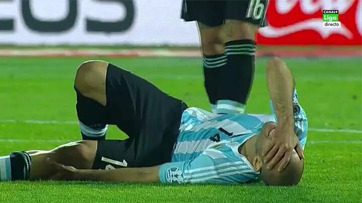 just1nftmiley's tweet photo. Orgullo es tener un jugador como este chabon que deja el cuerpo y alma en la cancha 
#SomosArgentina http://t.co/s7uzCXeCKv