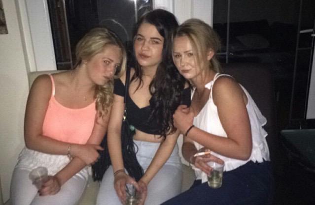 Laura95247's tweet photo. Bekki and Jodie 🙈💚💚 http://t.co/lP1gcdfxvz
