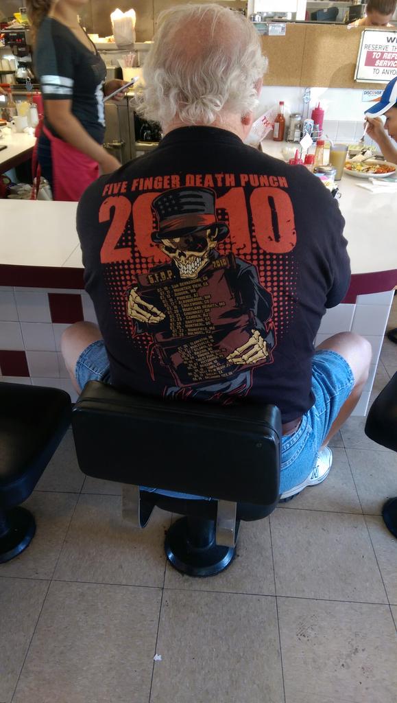 TheBulletBoys's tweet photo. @jasonhook_5fdp @FFDP So..I'm Having Breakfast and This Dude walks in and ..#FFDP
#olddudeslovethemetal #thisguywins http://t.co/slzYqqXW7D
