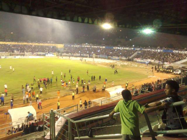 GOAL_ID's tweet photo. Duel #PSIS Semarang Kontra #Persis Solo Kembali Ricuh http://t.co/jo2wuagBjK | Mobile: http://t.co/ZkQRpYuoFH http://t.co/WWyAsc8Xop