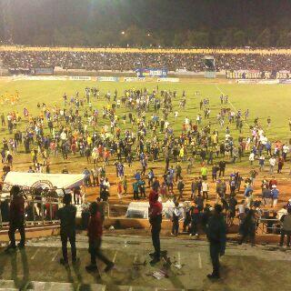 GOAL_ID's tweet photo. Duel #PSIS Semarang Kontra #Persis Solo Kembali Ricuh http://t.co/jo2wuagBjK | Mobile: http://t.co/ZkQRpYuoFH http://t.co/WWyAsc8Xop