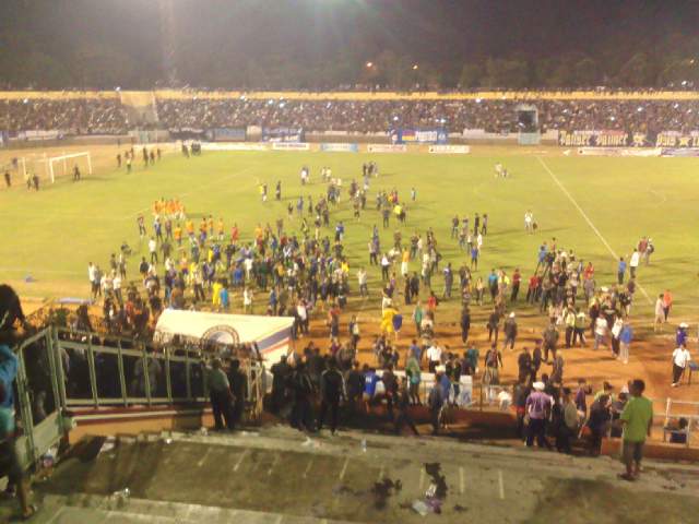 GOAL_ID's tweet photo. Duel #PSIS Semarang Kontra #Persis Solo Kembali Ricuh http://t.co/jo2wuagBjK | Mobile: http://t.co/ZkQRpYuoFH http://t.co/WWyAsc8Xop