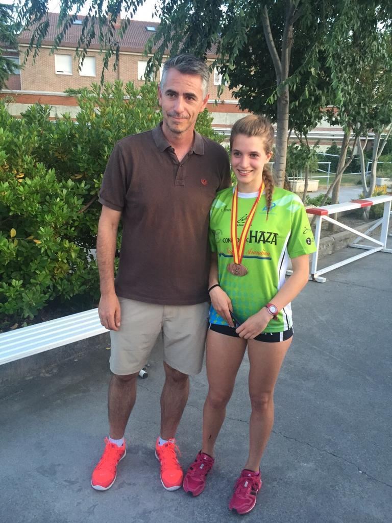 TracKisKcaB's tweet photo. ¡Medalla de bronce en el 3.000 obstáculos del Campeonato de España Junior! Enhorabuena @saritini6 y @Reguerov http://t.co/FO5emp9mGh
