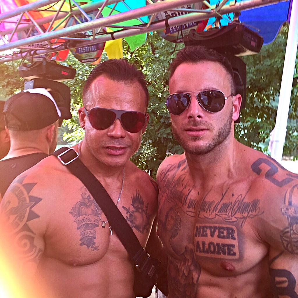 Ya estamos en la We Pride festival 🔝🎊🎉💪 #party