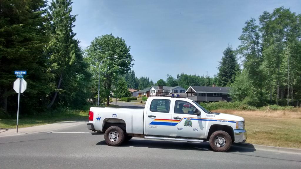 deanstoltzchek's tweet photo. Mayor's Way, one of the streets evacuated due to #PortHardy wildfire. Smoke from fire in the background. @CHEK_News http://t.co/PYbXsqYJRZ