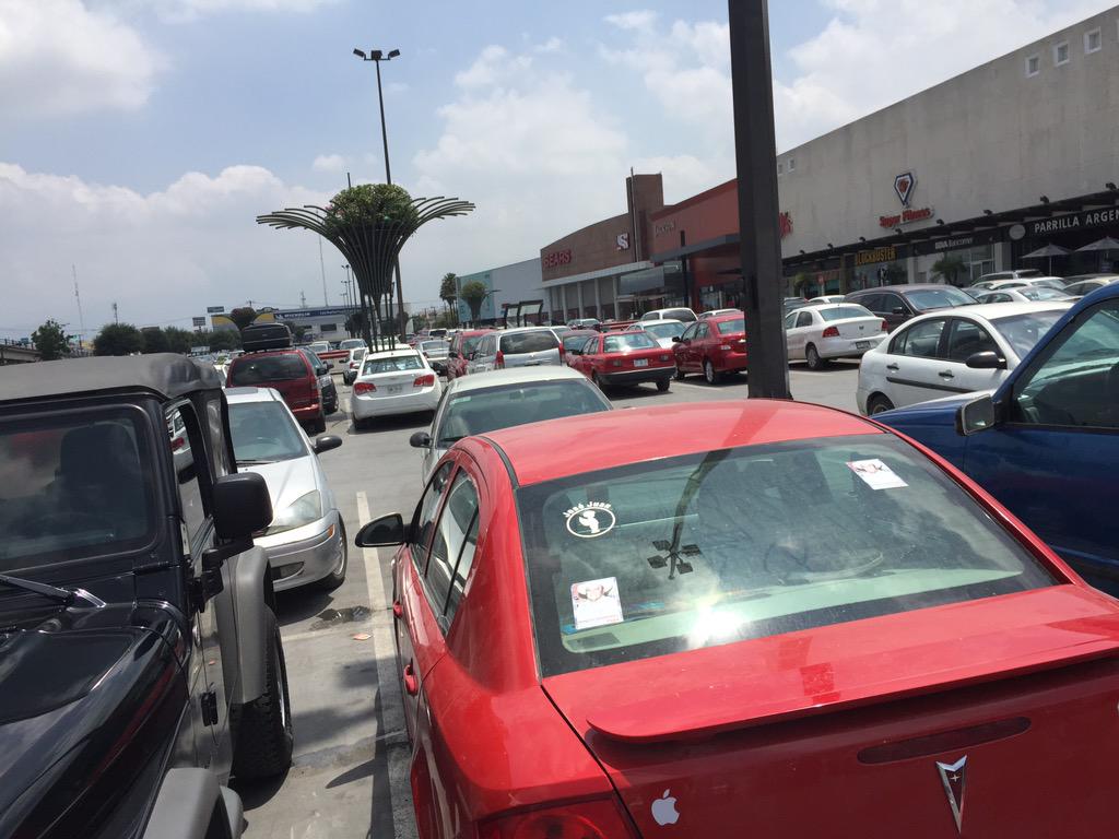 elvalhalla's tweet photo. Se ve que el movimiento #estacionamientolibreNL va a toda madre jajajaja http://t.co/8vZMwuqdnX
