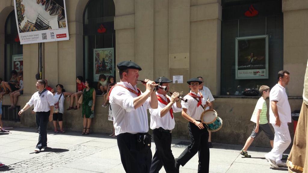 egoitziri's tweet image. Buen día tocando en el dia de las peñas de iruña con @JoseanReta @elcarterogares #botis #iñigo #imanol