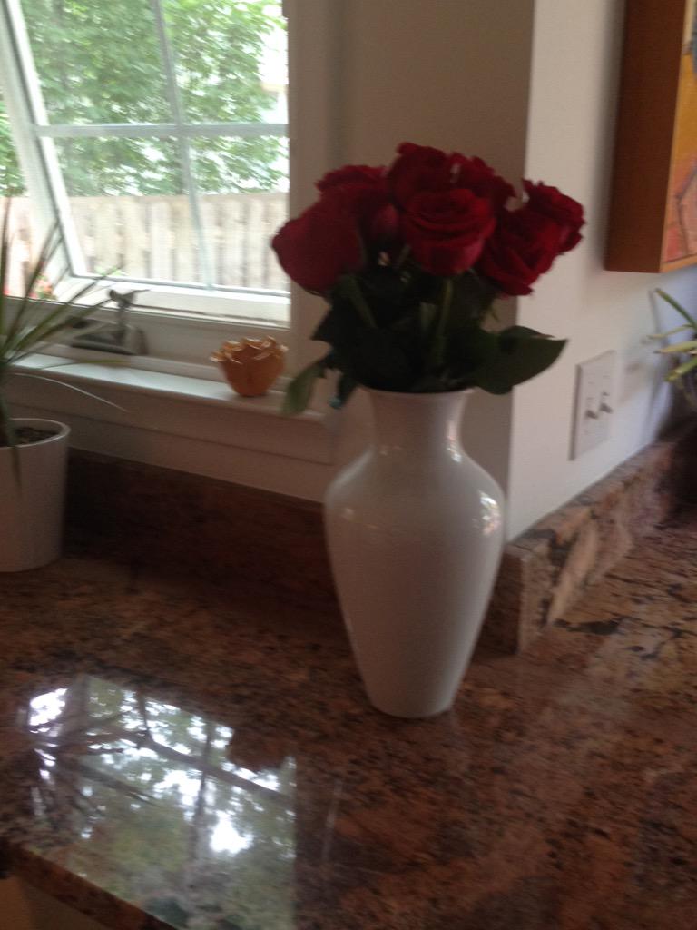 My hubby got me a dozen roses for our 18th wedding anniversary😃
