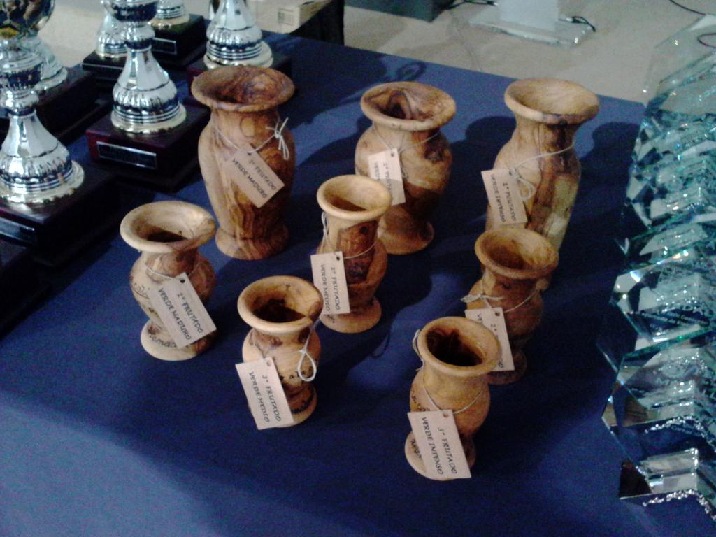 ArteMaderaOlivo's tweet photo. Mañana regalaremos estos jarrones dedicados en madera de olivo a los ganadores fercam aves 2015 http://t.co/vcHWzpRnpM