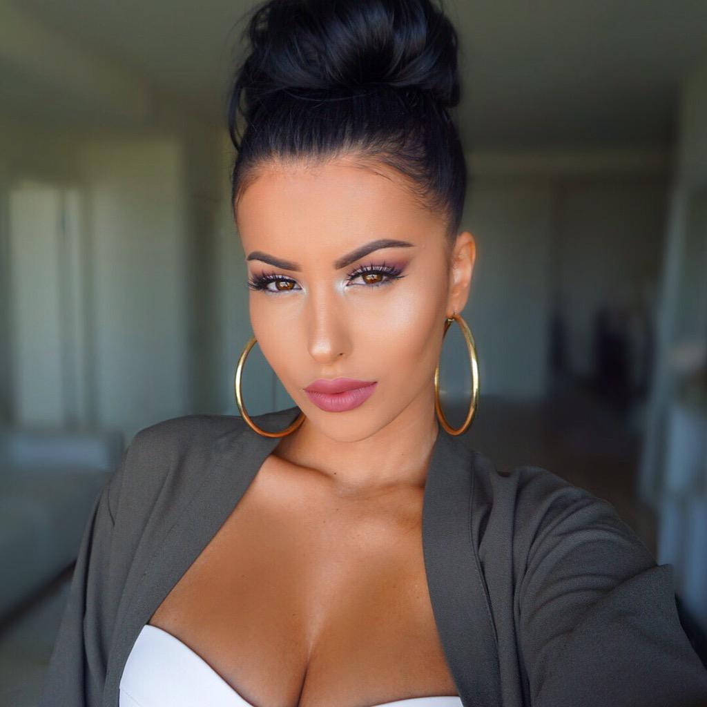 amrezy's tweet photo. Hope everyone has a great weekend! 💋 http://t.co/qHd3hVMxku