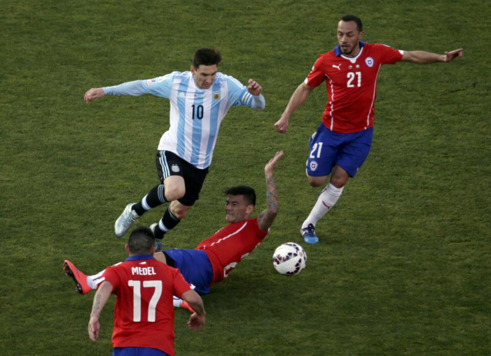 صور | مرور ميسي من ثلاث لاعبين من تشيلي .  CJGWyZAUsAAcsRb