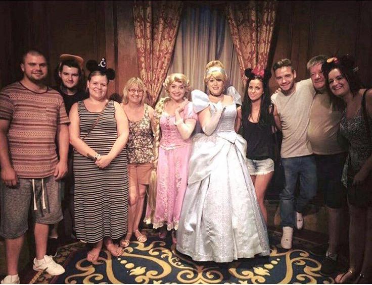 1D_24hNews's tweet photo. Family ☺️ - Karen (Liam's mum) via #Instagram ❤️
#LiamDay #LiamPayne #LiamWeNeedYourFinlandSelfie #LiamWeekProject http://t.co/hw5XIq53lU