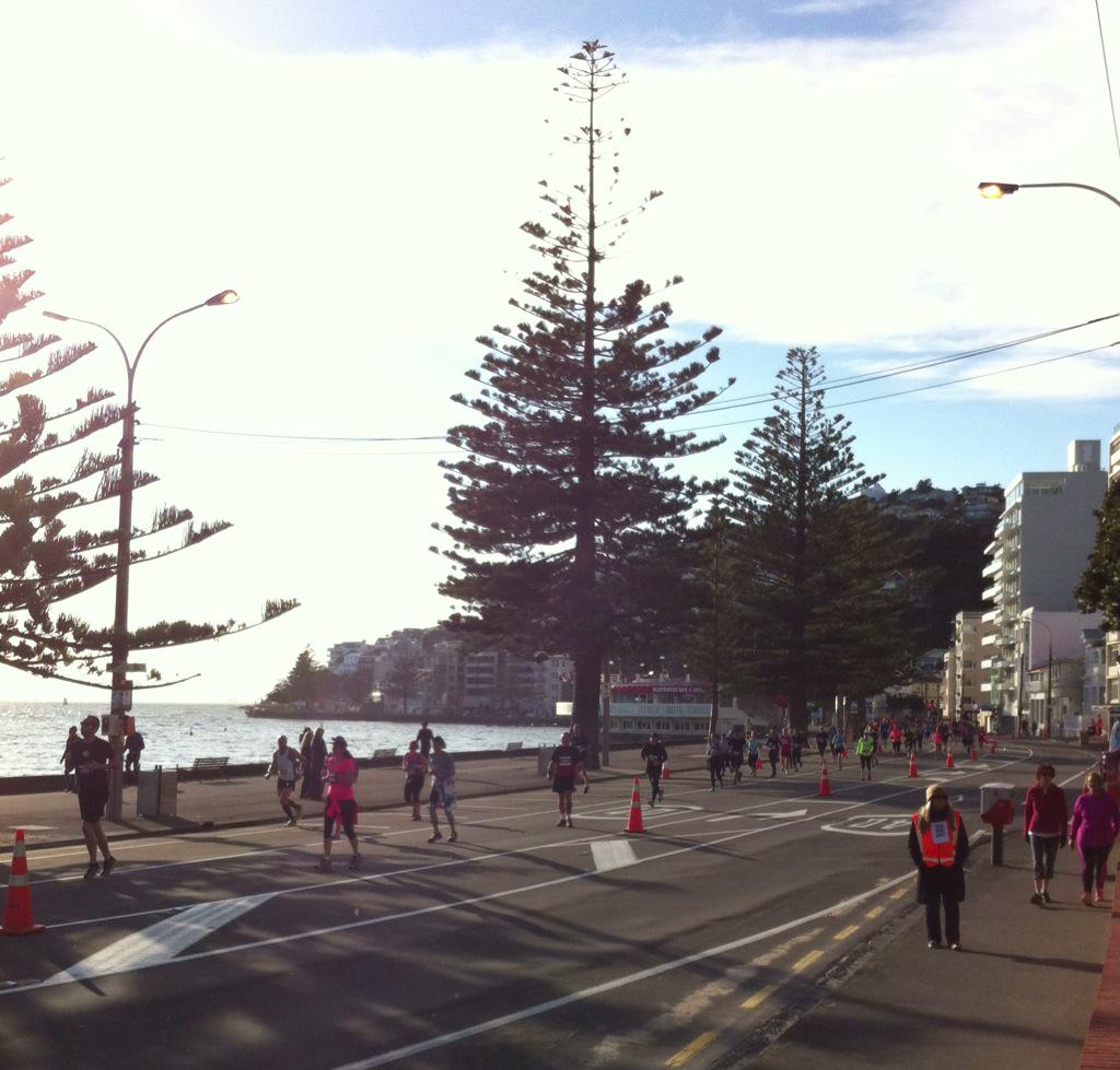 VSAvolunteer's tweet image. Runners heading back to the stadium. Kia kaha, sportspeople! #wellingtonmarathon