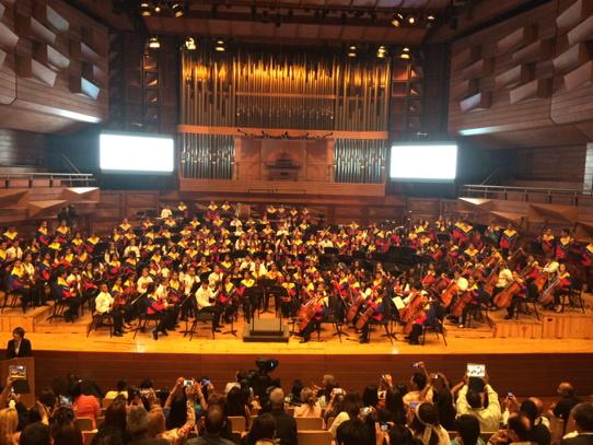 A punto de empezar concierto de nuestros Embajadores <a href="/elsistema/">El Sistema</a>